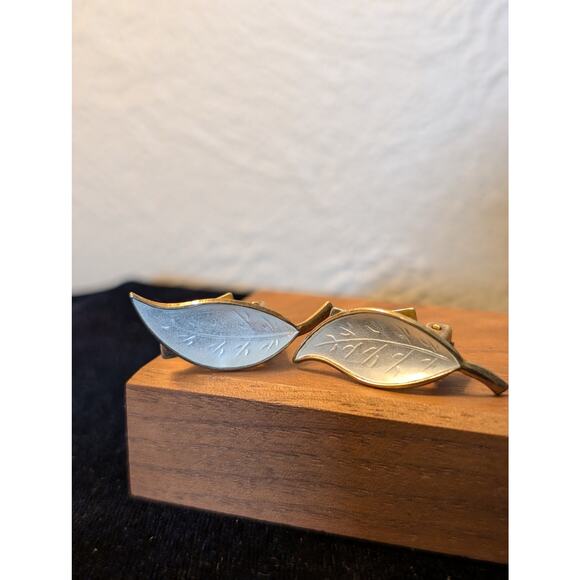 David Anderson Norway White Enamel on Sterling Silver Leaves Clip Earrings - Picture 5 of 7
